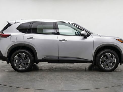 Used 2025 Nissan Rogue SV FWD image 11