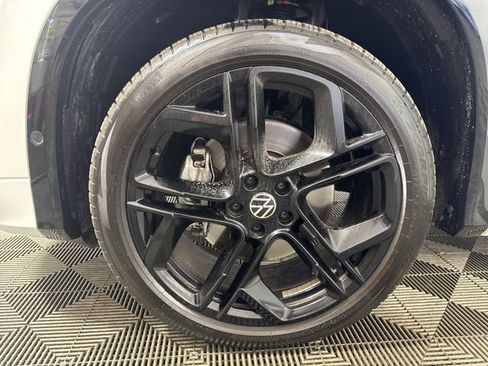 Certified 2025 Volkswagen Tiguan SE R-Line AWD/4WD image 10