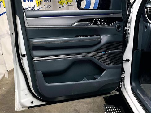 Used 2023 Jeep Grand Wagoneer L Series III w/ Rear Seat Video Group 1 image 9