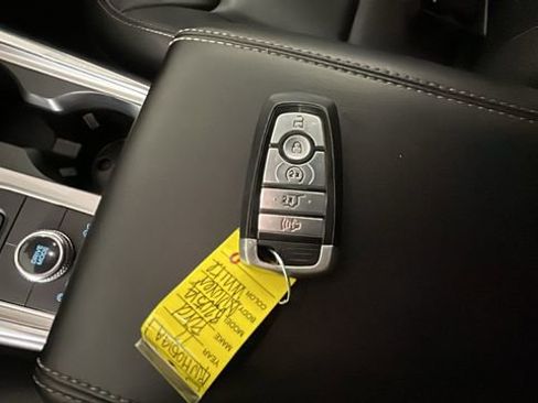 Used 2022 Ford Explorer XLT AWD/4WD image 21
