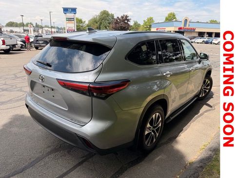 Used 2020 Toyota Highlander XLE AWD/4WD image 9