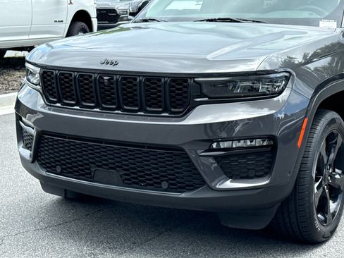 Used 2023 Jeep Grand Cherokee Limited w/ Luxury Tech Group II RWD image 9