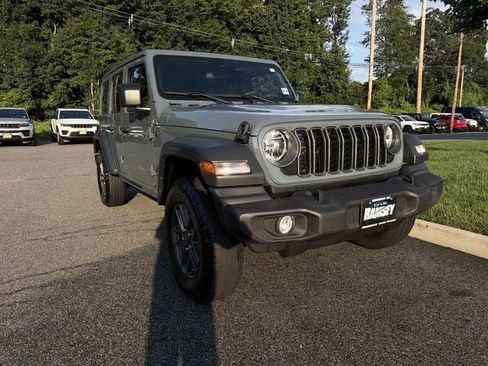 Used 2025 Jeep Wrangler Unlimited Sport AWD/4WD image 2