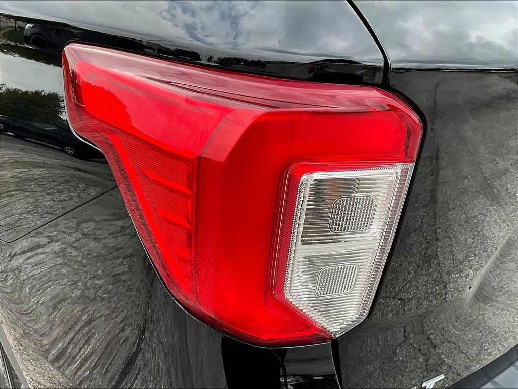 Used 2023 Ford Explorer XLT AWD/4WD image 25