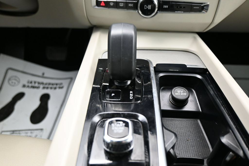 Used 2023 Volvo XC60 B5 Plus FWD image 21