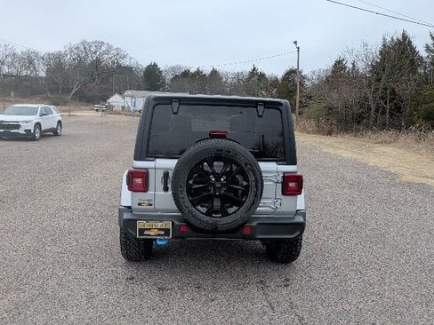 Used 2022 Jeep Wrangler Unlimited Sahara AWD/4WD image 4