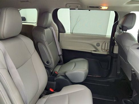 Used 2021 Toyota Sienna XLE image 23