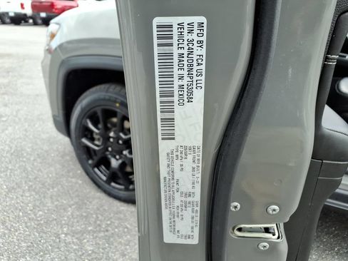 Used 2023 Jeep Compass Latitude AWD/4WD image 30