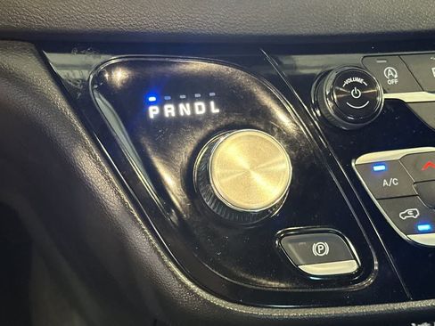 Used 2025 Chrysler Pacifica Select FWD image 24