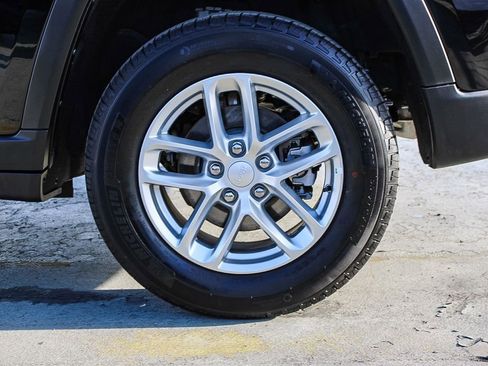 Used 2025 Jeep Grand Cherokee Laredo X image 12