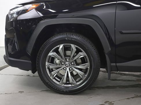 Used 2022 Toyota RAV4 XLE Premium image 31