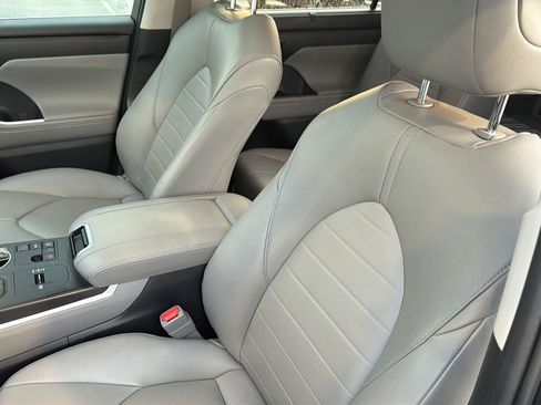 Used 2023 Toyota Highlander XLE FWD image 29