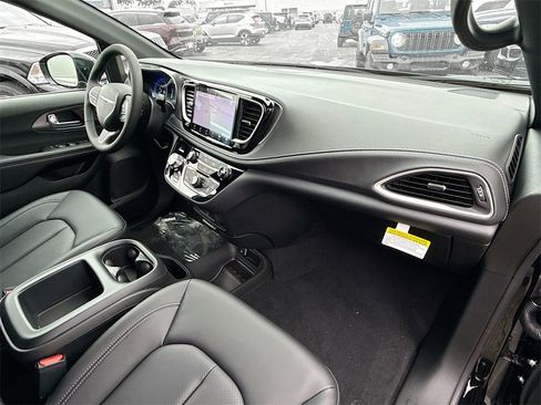 New 2026 Chrysler Pacifica Select image 32