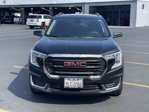 Used 2023 GMC Terrain SLE w/ Driver Convenience Package image 2