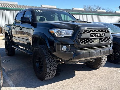 Used 2021 Toyota Tacoma TRD Sport image 3