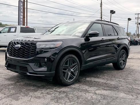 Used 2025 Ford Explorer ST-Line w/ ST-Line Street Pack AWD/4WD image 8