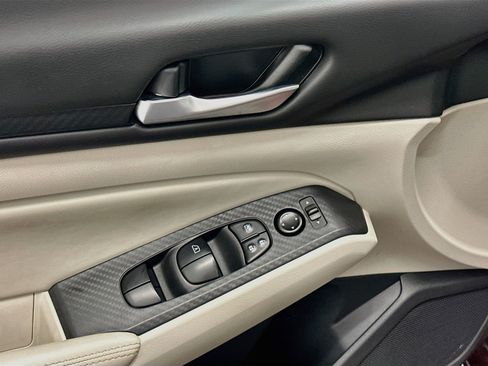 Used 2025 Nissan Altima 2.5 SV FWD image 15