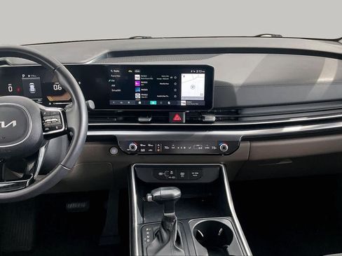 Used 2025 Kia Carnival FWD image 7