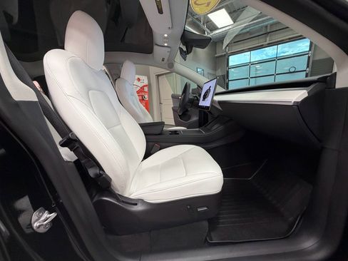 Used 2022 Tesla Model Y Long Range image 39