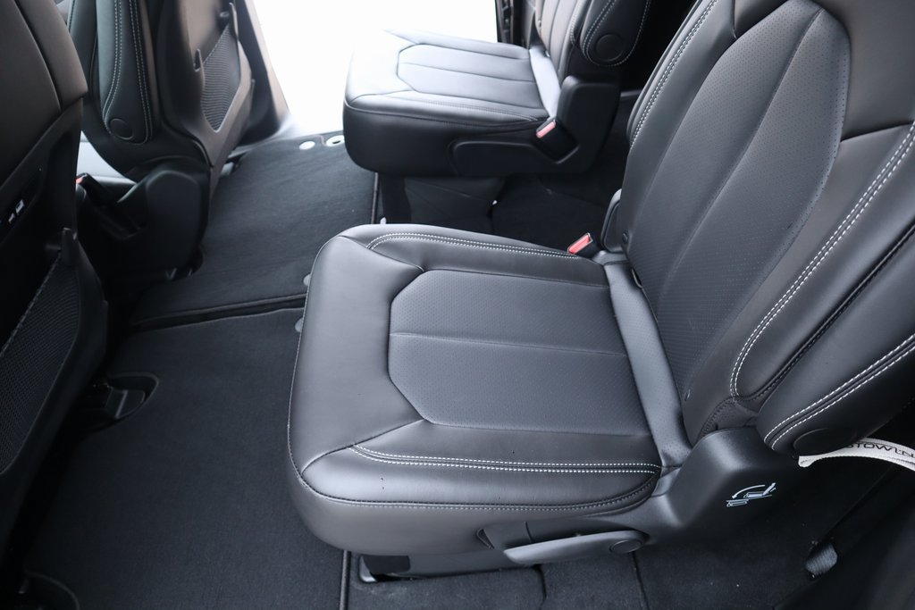 New 2026 Chrysler Pacifica Select AWD/4WD image 12
