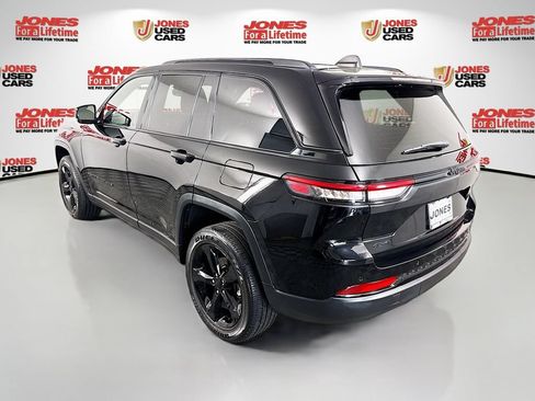 Used 2023 Jeep Grand Cherokee Altitude AWD/4WD image 2