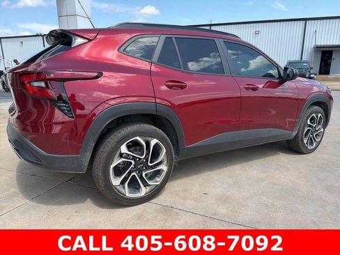 Used 2025 Chevrolet Trax RS w/ Sunroof Package FWD image 3
