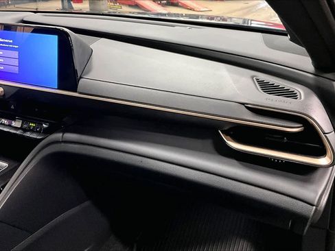 Certified 2025 Toyota Crown Signia image 17