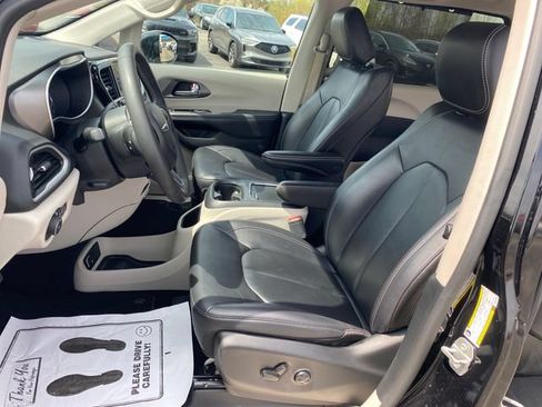 Used 2024 Chrysler Pacifica Touring-L FWD image 13