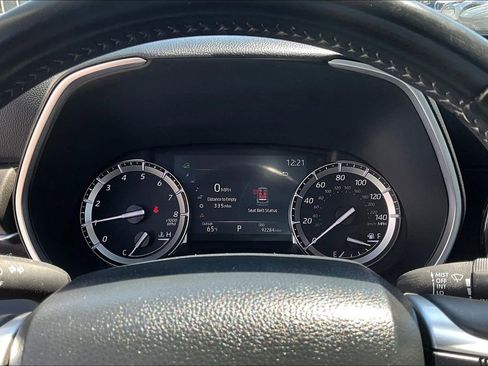 Used 2022 Toyota Highlander XLE AWD/4WD image 13