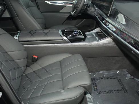 Used 2025 BMW i7 xDrive60 image 25