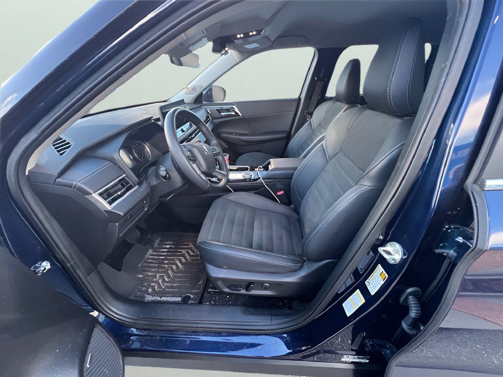 Used 2025 Mitsubishi Outlander SE FWD image 13