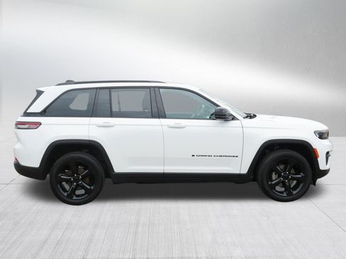 Used 2024 Jeep Grand Cherokee Altitude AWD/4WD image 8