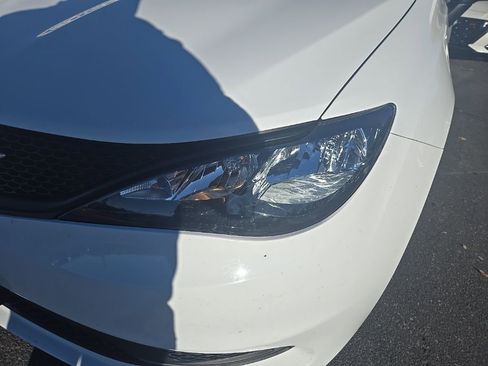 Used 2023 Chrysler Voyager LX image 31