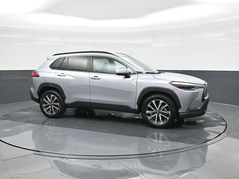 Used 2023 Toyota Corolla Cross XLE w/ Convenience Package image 17