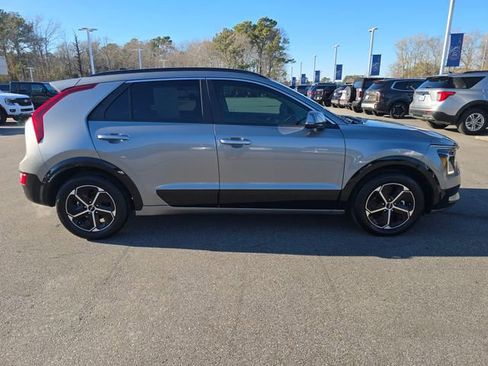 Used 2025 Kia Niro SX image 6