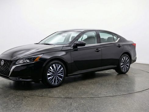 Used 2025 Nissan Altima 2.5 SV FWD image 3