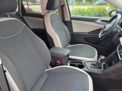 Used 2025 Volkswagen Taos SE FWD image 10