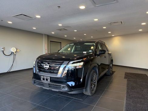 Used 2025 Nissan Pathfinder SV image 1