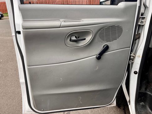 Used 2004 Ford E-150 and Econoline 150 image 13