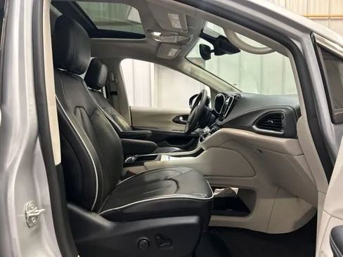 Used 2024 Chrysler Pacifica Limited FWD image 22