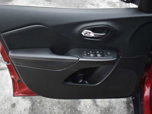 Used 2016 Jeep Cherokee Limited image 26