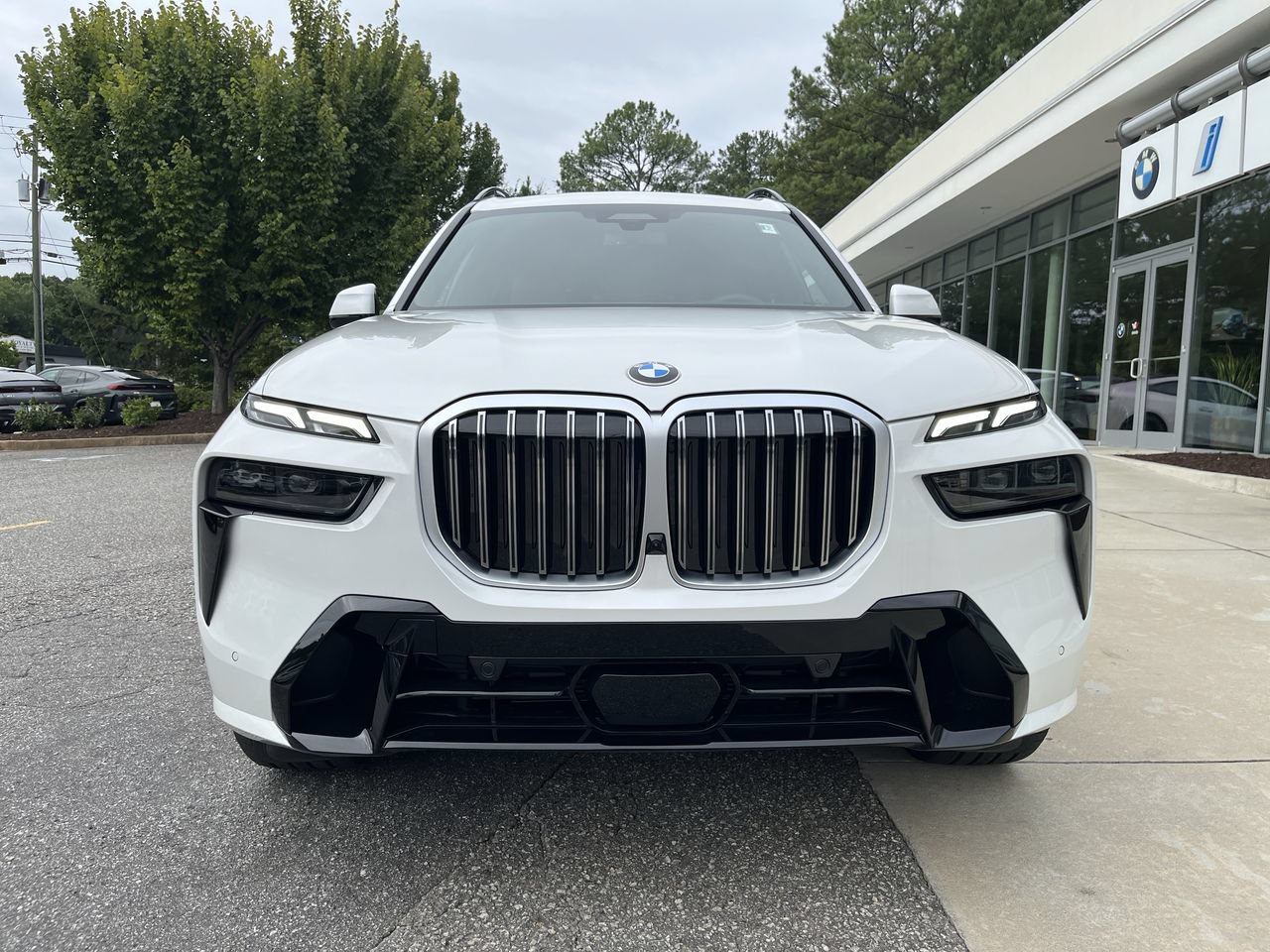 Used 2027 BMW X7 xDrive40i w/ M Sport Package AWD/4WD image 3