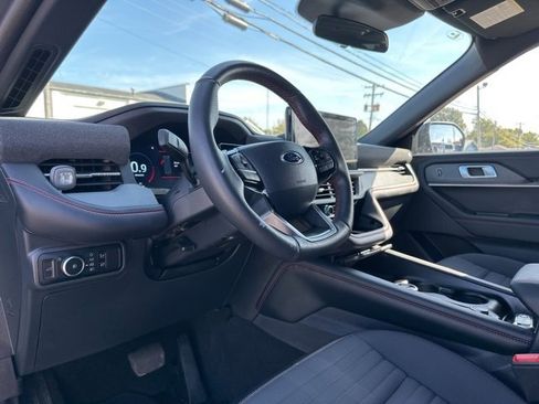 Used 2025 Ford Explorer ST-Line w/ ST-Line Street Pack image 15
