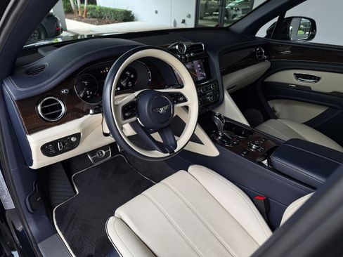 Used 2023 Bentley Bentayga Extended Wheelbase image 21