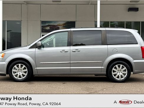 Used 2013 Chrysler Town & Country Touring image 1