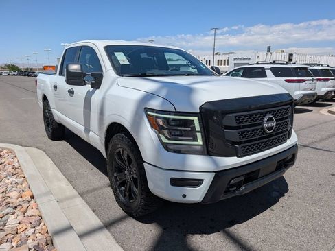 Used 2023 Nissan Titan SV w/ SV Convenience Package AWD/4WD image 4