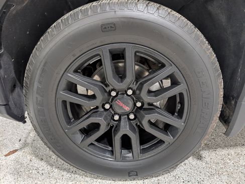 Used 2025 GMC Sierra 1500 Elevation image 9