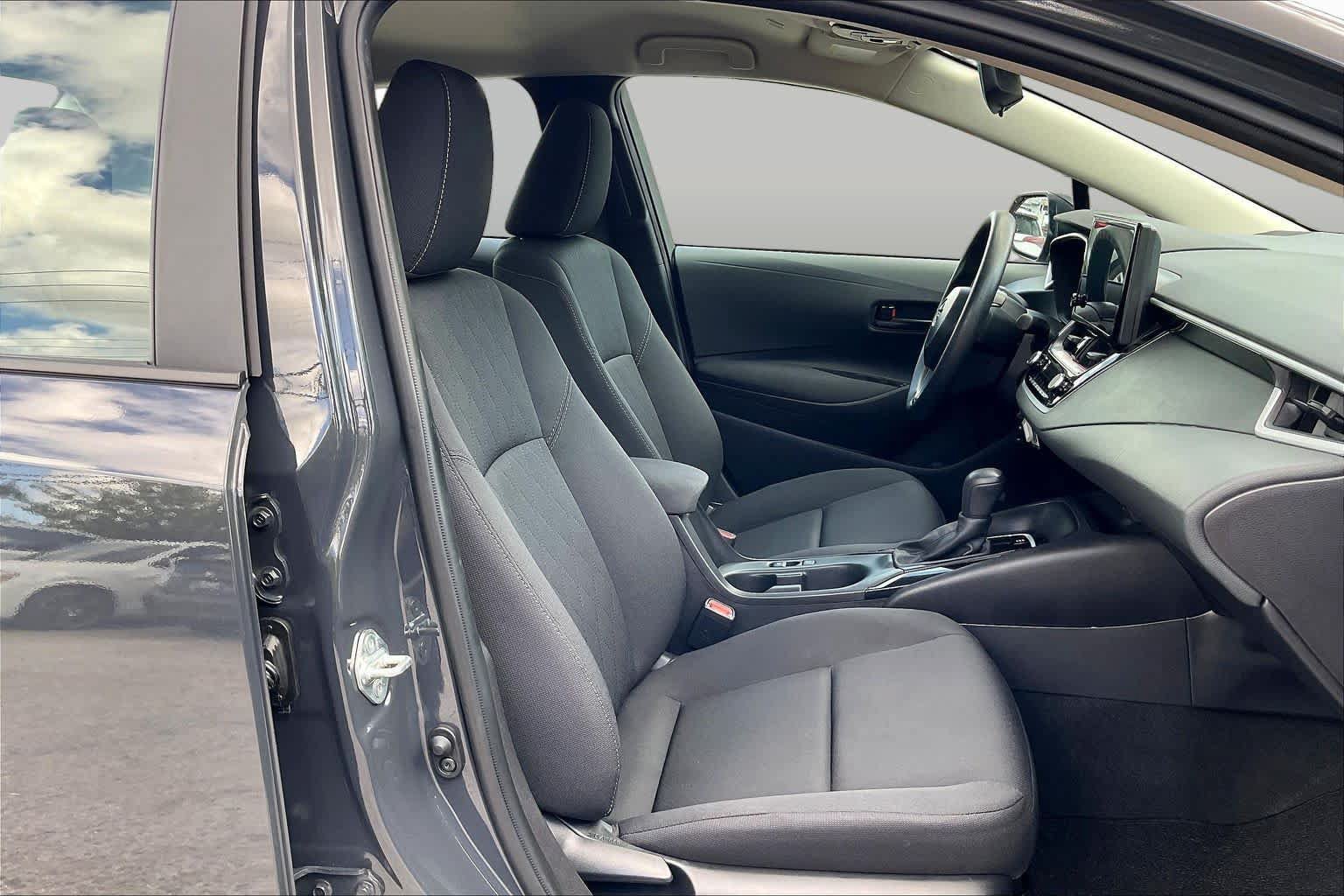 Used 2025 Toyota Corolla LE FWD image 9