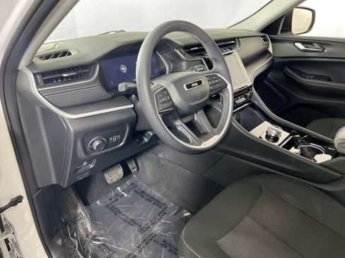 Used 2023 Jeep Grand Cherokee Laredo image 9