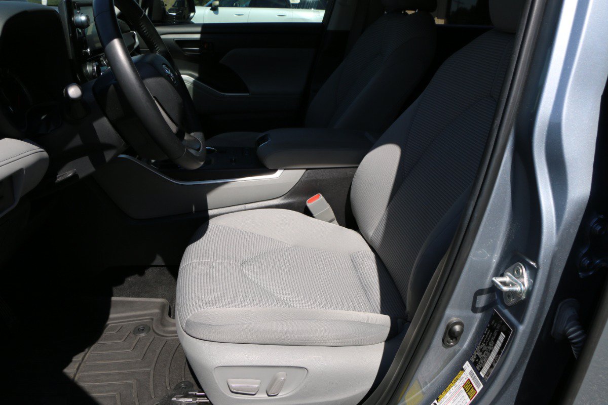 Used 2022 Toyota Highlander LE FWD image 23